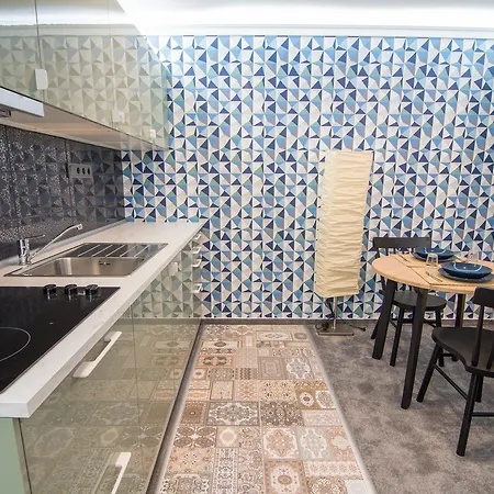 Four Seasons Apartment *