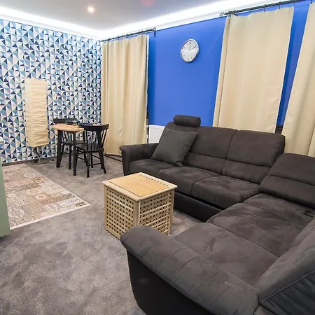 Four Seasons Apartment *